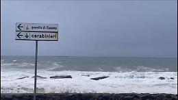 Riposto, la mareggiata fa paura