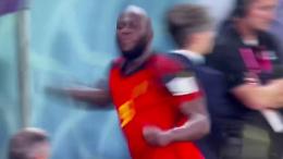 Lukaku in lacrime d&agrave; un pugno alla panchina dopo l'eliminazione del Belgio