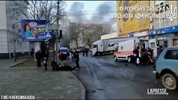 Ucraina, raid russo su Kherson alla vigilia di Natale: morti e feriti. Il video della città dopo l'attacco