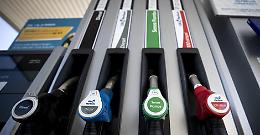 Il 2023 parte con i rincari: aumentano benzina, autostrade e pure il gas