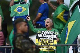 Brasile: sostenitori di Bolsonaro assaltano area Congresso