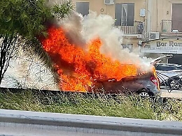 Villagrazia di Carini, rogo nel piazzale di due autofficine: piromani ripresi dalle telecamere