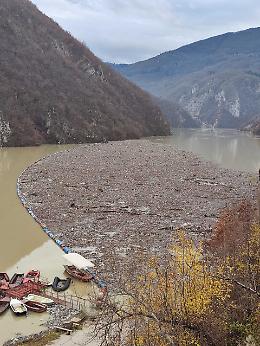 Balcani: disastro ambientale su Drina, discarica galleggiante