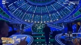Amadeus svela in tv la nuova scenografia di Sanremo: una &laquo;cupola&raquo; illuminata che sovrasta il palco