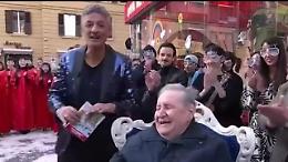 Fiorello festeggia Vincenzo Mollica, gli auguri in coro e la commozione