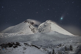 La cometa e l'Etna, la foto scelta dalla Nasa &egrave; di un siciliano e sta facendo il giro del mondo
