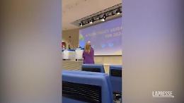 8 marzo, Alessandra Mussolini consegna un assorbente a Gentiloni: «Azzerate l'iva»