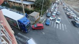 Risveglio amaro alle 6:30 un camion rimane bloccato all'incrocio di Via S. Filippo Neri e Via Imperia e comincia a strombazzare...
