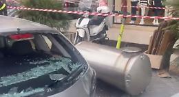 Boiler vola dal tetto di un palazzo a causa del vento, tragedia sfiorata a Palermo (video)
