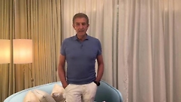 L'appello di Ezio Greggio alla mamma di Enea: «Torna, ti aiuteremo»