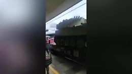 Udine, alla stazione passa il treno carico di obici semoventi: vanno verso Est