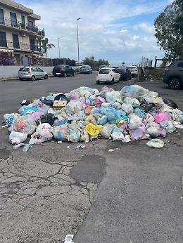 Catania: montagna di rifiuti in via Locatelli