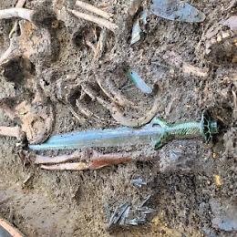 "La spada nella roccia" esiste per davvero: trovata in Germania, ha almeno 3mila anni