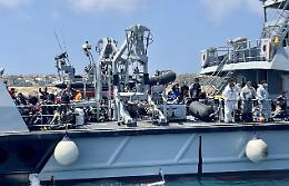 Tre sbarchi a Lampedusa: 236 migranti da Zuara all'hotspot di contrada Imbriacola