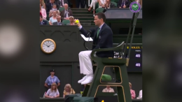 La prodezza dell'arbitro di Wimbledon che agguanta al volo la palla da tennis