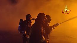 Incendio in una azienda di materiale edile: paura diossina anche a Catania