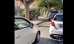 Agrigento, c'è troppo traffico e la Panda salta la fila sul marciapiede: il video è virale