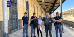 Siracusa, dimenticano lo zaino con i contanti sul treno: la PolFer lo consegna ai due turisti