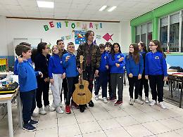Biancavilla, i piccoli giornalisti e le domande  al chitarrista Dario Matteo Gargano