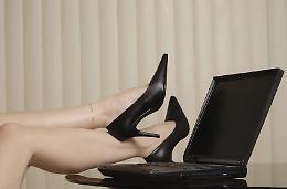 Prima lo adescano in un sito d'incontri hard e poi gli chiedono denaro: lui denuncia ai carabinieri, due arresti