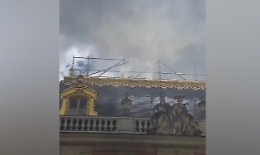 Paura a Versailles, incendio in un sottotetto evacuata la Reggia