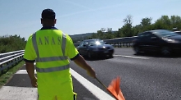 Le promette un posto di lavoro all'Anas e poi la ricatta per soldi: arrestato 33enne a Brolo