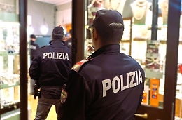Tenta rapina in una gioielleria ma la titolare reagisce: 28enne arrestato