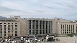 «Ti ho portato un pensiero», mazzette e favori tra le risate all'Asp
