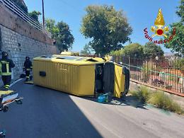 Si rompono i freni e un pulmino con bambini a bordo si ribalta a Palermo: sei feriti