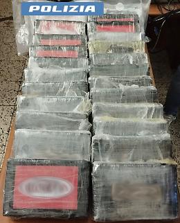 Cittadino albanese con 27 chili di cocaina in auto bloccato e arrestato ai caselli di San Gregorio