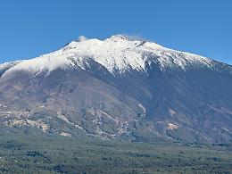 Sull’Etna spunta la prima neve: un "bacio" d'autunno sul gigante di fuoco