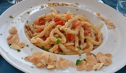 La "busiata" entra nel vocabolario Zingarelli: la pasta trapanese che conquista il mondo (e anche Buckingham Palace)