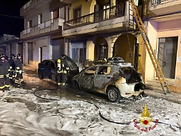 Notte di fuoco a Pedalino, due auto e una casa in fiamme