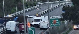 Inferno sulla Palermo-Mazara, tir si ribalta: traffico in tilt, autostrada paralizzata per 10 ore