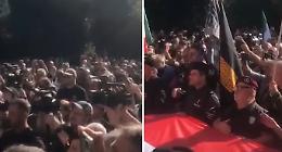 Predappio, oltre mille in corteo: saluti romani e Forza Nuova alla cripta di Benito Mussolini