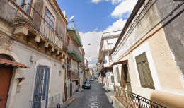 San Cristoforo, picchia l'ex compagna a colpi di pietra. La donna viene salvata da un passante