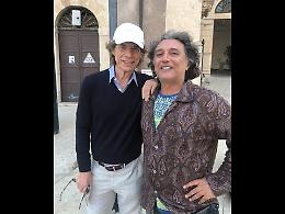 Mick Jagger stregato da un chitarrista di strada