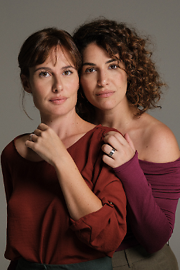 Annandrea Vitrano torna in scena con "Divise": leggerezza, ironia e sperimentazione