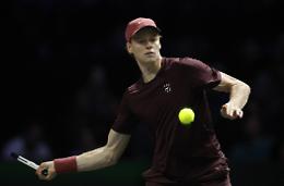 Sinner a una vittoria dal ritorno in testa al ranking: il 6/0 6/1 a Zverev vale la finale a Parigi 