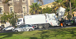 Travaso rifiuti in pieno centro a Catania: residenti esasperati da puzza e degrado