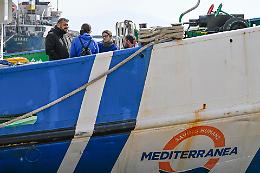 Fermo per la nave Mediterranea a Porto Empedocle dopo la sbarco di migranti: «Violato il decreto Piantedosi»