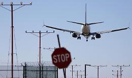 Shutdown, cancellati 1.600 voli: «Il traffico si ridurrà quasi a zero». Ma è vicino un accordo politico per porre fine al blocco