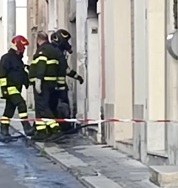 Vittoria, in fiamme la casa di un gruppo di extracomunitari in via Gaeta