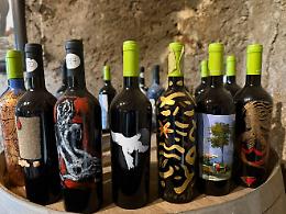 Tele d'autore dai filtri del vino nell'asta solidale “Poesie da bere”