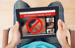 Da oggi in vigore anche in Italia la verifica dell’età per accedere ai siti porno (ma è facilmente aggirabile)