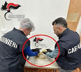 San Cristoforo, in un sacchetto di plastica trovati una pistola, un caricatore e 400 proiettili: due uomini denunciati