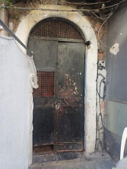 San Berillo, sgomberato un immobile comunale in via Rocchetti: tre persone denunciate per occupazione abusiva e furto di energia elettrica