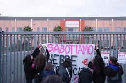Catena al cancello e scritta "Fabbrica di morte": "Non Una di Meno" denuncia azienda per il suo ruolo nell'industria bellica, i tagli al welfare e la violenza patriarcale
