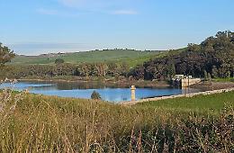 Diga Trinità di Castelvetrano, si continua a buttare l'acqua in mare. L'appello degli agricoltori: «Si alzi la soglia di due metri»