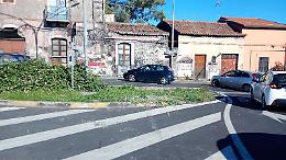 Catania, in auto con il figlio 14enne sbanda e muore: ferito gravemente il ragazzino 